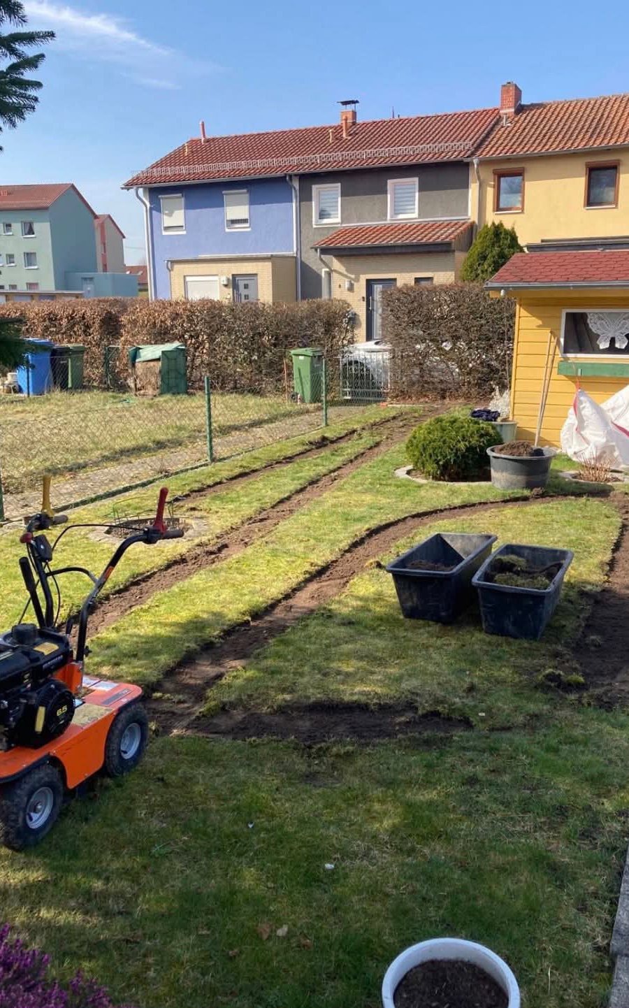 Rasenschälmaschine im Vorgarten, frisch abgestochene Beetkanten